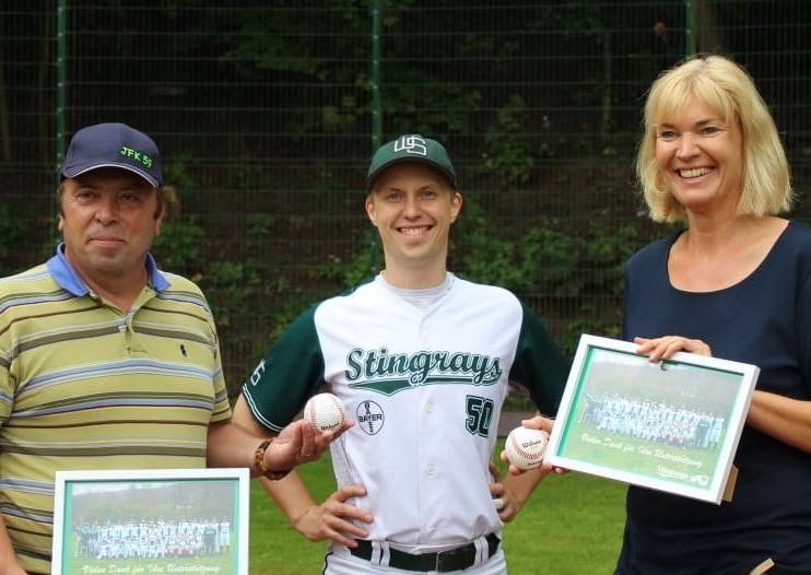 Alexander Halbach begrüßt Alexandra Szlagowski und Joachim Krane Alexander Halbach begrüßt Alexandra Szlagowski und Joachim Krane